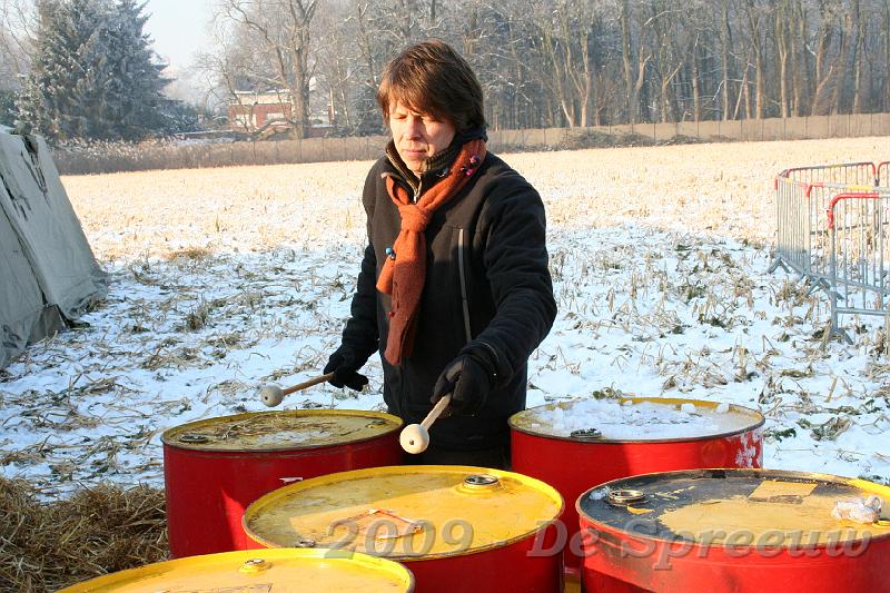 IMG_6966.JPG - de muziekdirigent had zijn handen vol met stokken en het stemmen van zijn instrumenten...