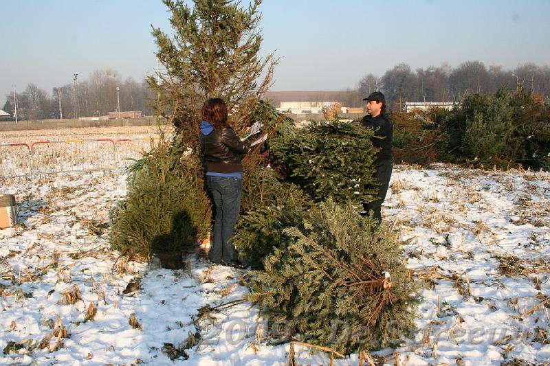 IMG_6968.JPG - buiten waren de vuurstokers al volop bezig het kampvuur te perfectioneren...