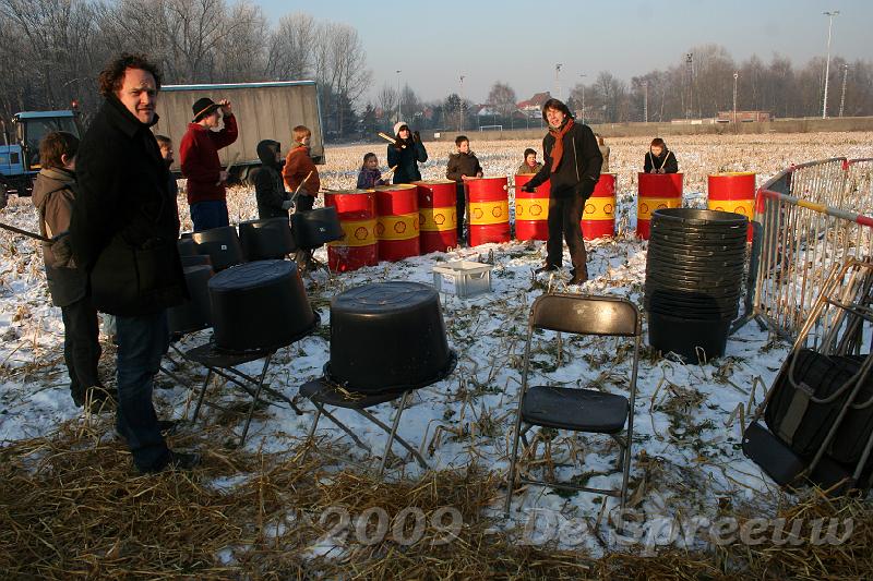 IMG_6998.JPG - de eerste papa staat er nog wat onwennig bij, maar dat went wel...