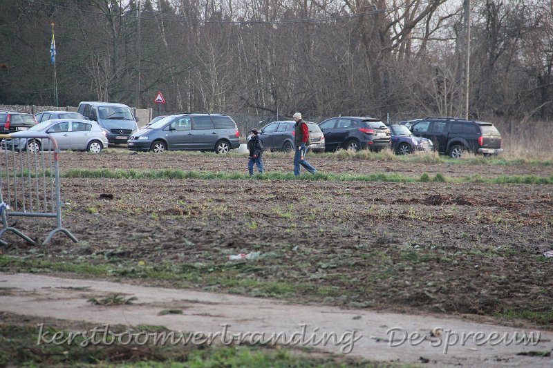 IMG_2041.JPG - ginds in de verte nog helpers, ene heel vastberaden en iemand die er noodgedwongen achterloopt