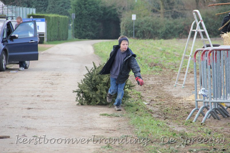 IMG_2126.JPG - een aantal mensen hebben ons toch gevonden om hun bomen af te geven