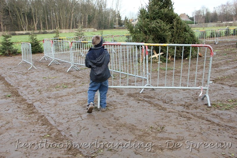 IMG_2143.JPG - en op ne wip en nen gauw had hij al die nadarbarelen geplaatst