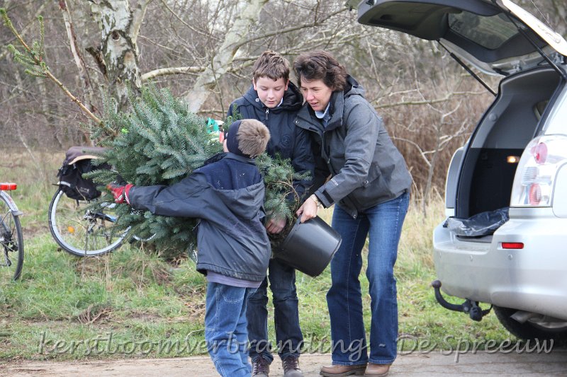 IMG_2199.JPG - pas op, het is ne zware want we dragen hem met twee