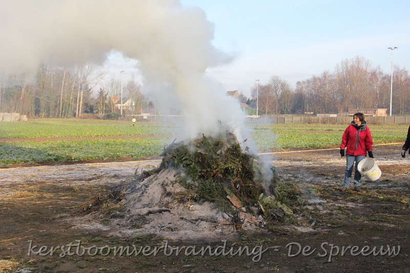 IMG_2921.JPG - het vuur een beetje opstoken