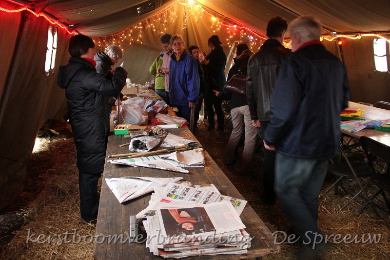 IMG_2227.JPG - tafels vol materiaal en nen hoop begeleiders