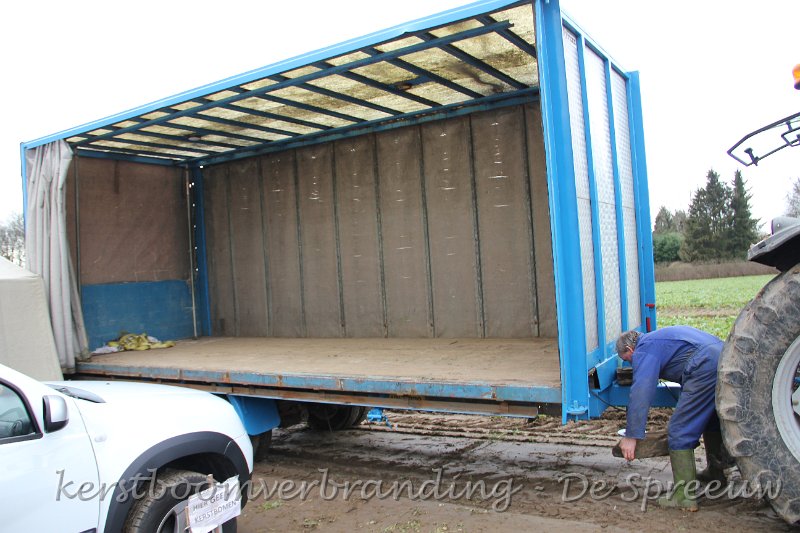 IMG_2242.JPG - en dan staat ook het podium op zijn plaats