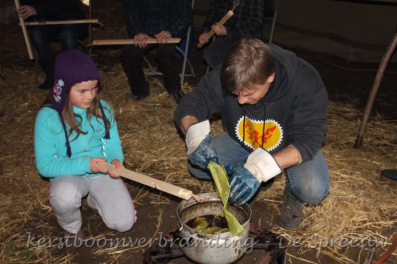 IMG_2257.JPG - eerst die fakkeldoek goed doordrenken