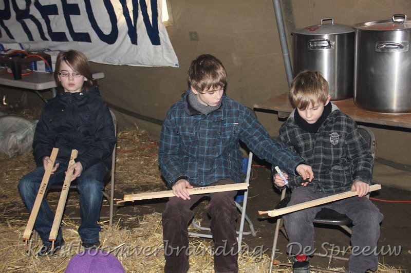 IMG_2261.JPG - eerste werk: uw naam op uwe fakkel schrijven