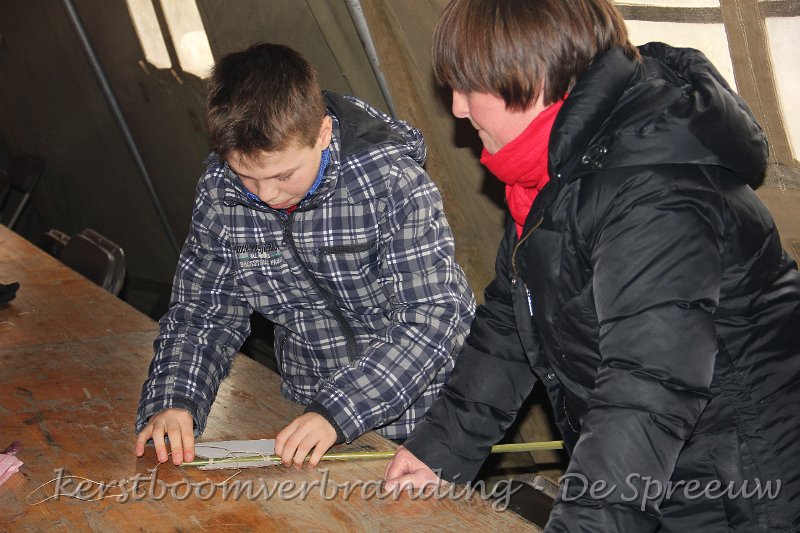 IMG_2262.JPG - hier zijn ze druk doende met bijltjes te maken