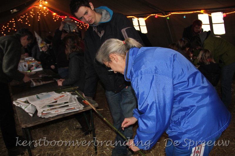 IMG_2290.JPG - bijlen aan de lopende band