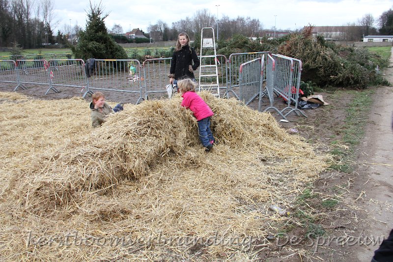 IMG_2300.JPG - zelfs de kleinsten waagden een sprongetje