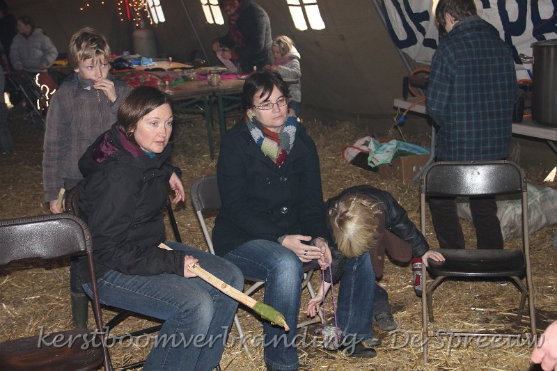 IMG_2304.JPG - de fakkels hadden zo'n succes dat zelfs volwassen kwamen aanschuiven