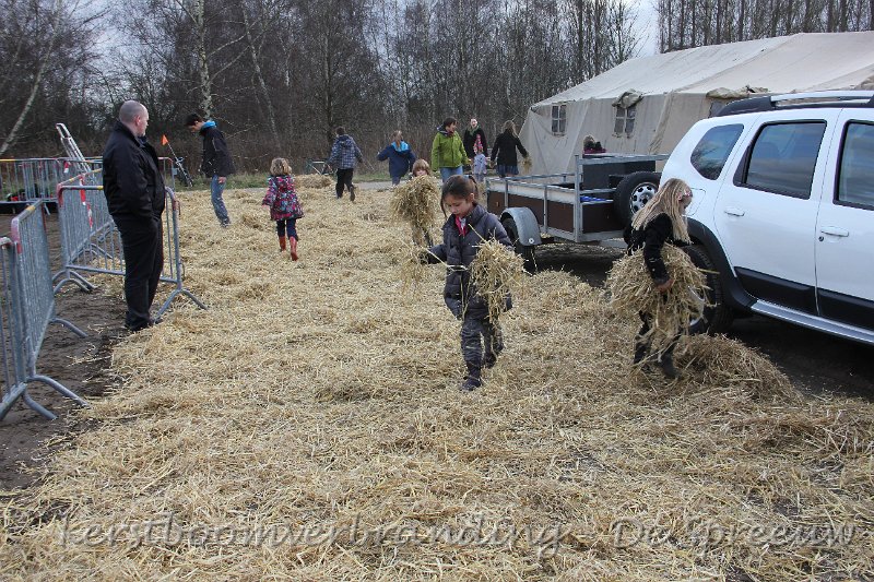 IMG_2313.JPG - met vele handjes is de klus snel geklaard