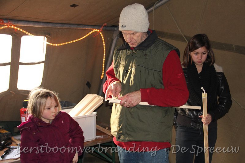 IMG_2333.JPG - ook zo'n moeilijk vak, de lont bevestigen