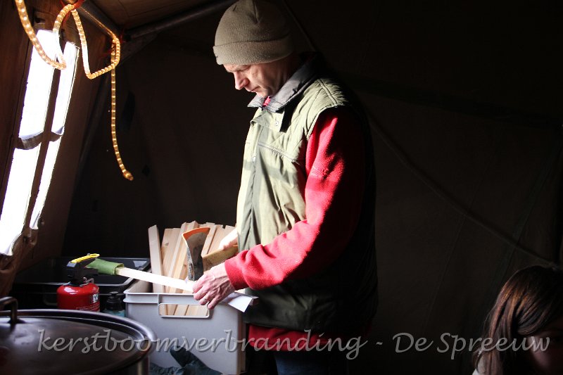 IMG_2339.JPG - voor het veiligheidsberichtje vast te nieten gebruikt men best een botte bijl