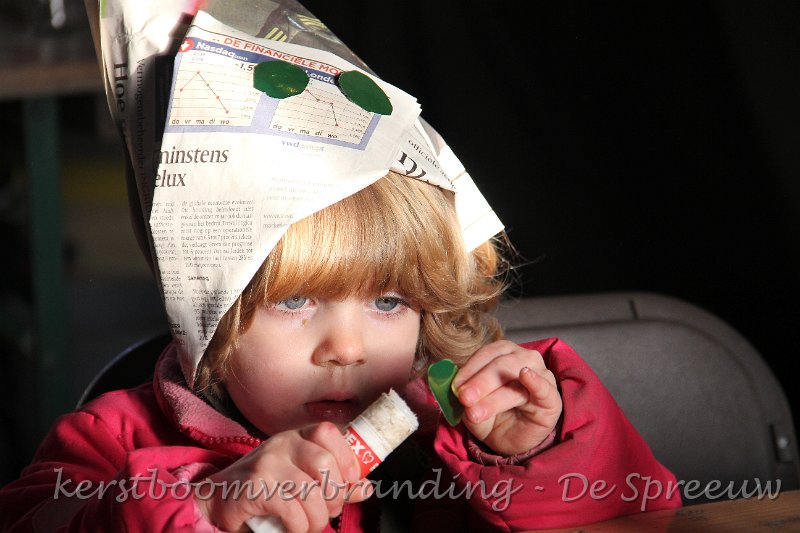 IMG_2347.JPG - volgende poging om dat blaadje te plakken