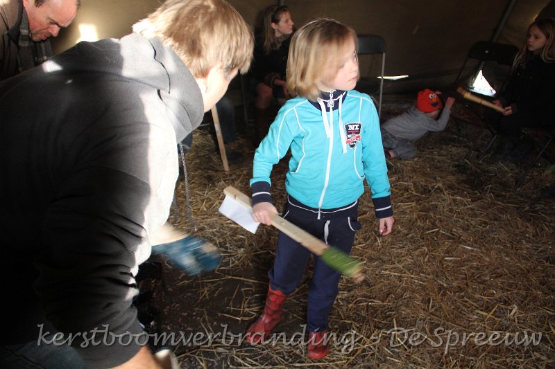 IMG_2358.JPG - zegt tegen uwe papa, dat hij voorzichtig moet zijn met die fakkel, hé!