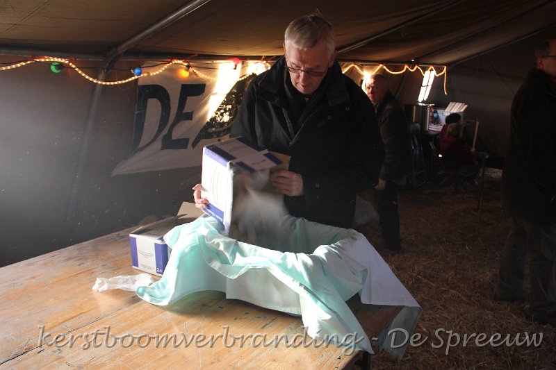 IMG_2361.JPG - ijskoud bevroren worsten, die moeten nog eerst ontdooid worden