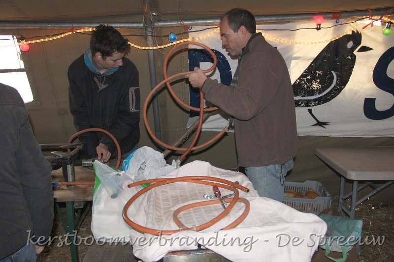 IMG_2366.JPG - het aansluiten van de gas