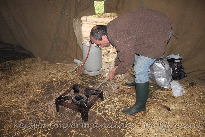IMG_2387.JPG - gedaan met fakkels maken, nu de opkuis