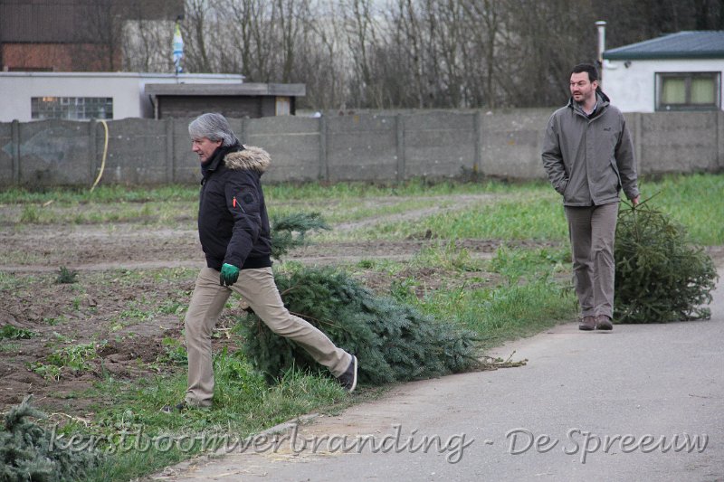 IMG_2390.JPG - en geloof het of niet, maar nog kwamen ze van heinde en verre hun bomen brengen, bedankt gulle gevers!