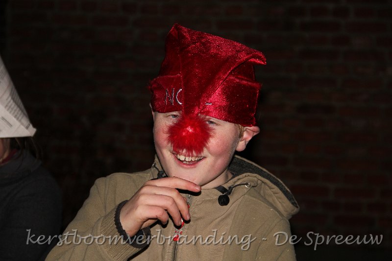 IMG_2406.JPG - de stoet is nog niet vertrokken of er lopern er al aardig wat rond met nen rooien neus