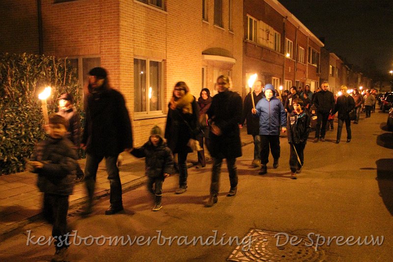 IMG_2446.JPG - prachtig, heel de straat verlicht door al die fakkels