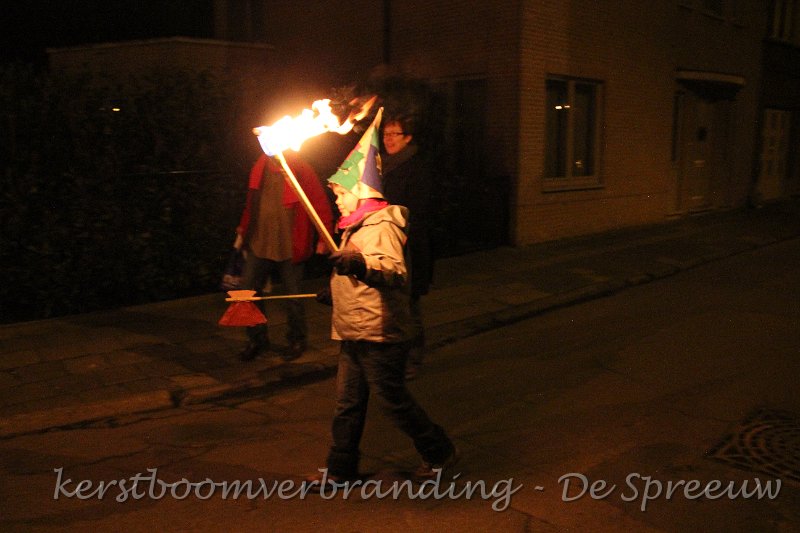 IMG_2458.JPG - de rode lantaarn die ei zo na zijn hoedje in brand stak