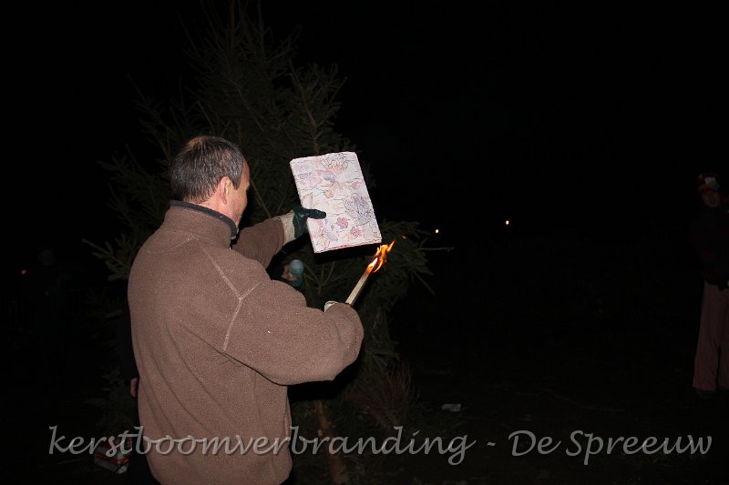 IMG_2502.JPG - chef vuurwerk trachte dat vermaledijde toverboek in de fik te steken