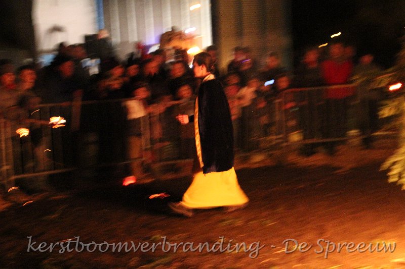 IMG_2517.JPG - loopt daar nu ons grootmoemoe in haren nachtjapon?