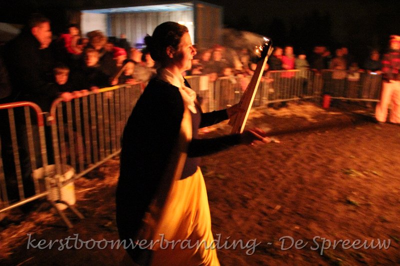 IMG_2518.JPG - ah nee, het is ons sneeuwwit die persoonlijk komt controleren of alles goed in de fik staat