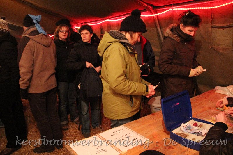 IMG_2533.JPG - lange rijen wachtenden voor de bonnetjesstand