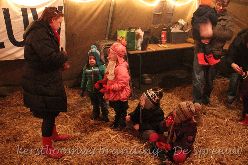 IMG_2564.JPG - blijven jullie hier even zitten? dan haal ik wat te drinken, maar niet van het stro eten, hé
