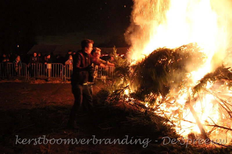 IMG_2598.JPG - hebben die nu een van die vuurmonsters bij zijne staart genomen?