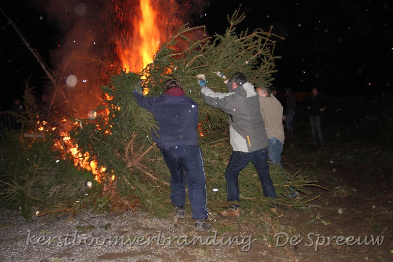 IMG_2604.JPG - aan den deze moesten ze met drieën duwen
