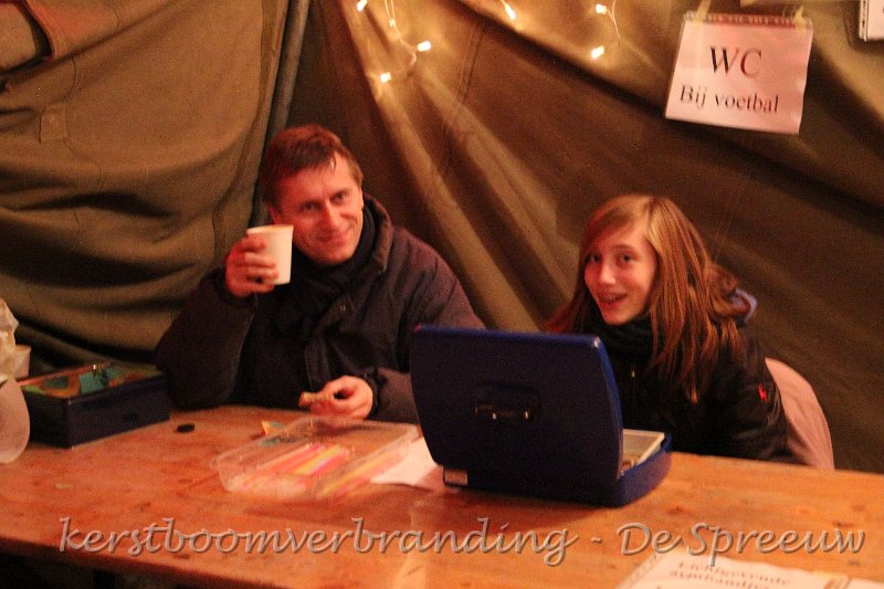 IMG_2612.JPG - op sommige momenten is het goed dat de vrouwen de kas bijhouden