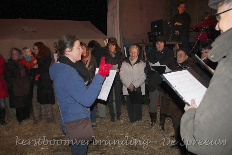 IMG_2614.JPG - sneeuwwitje verandert in een smurf met twee rode vingertjes