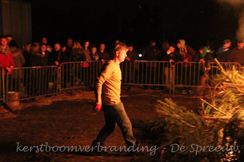 IMG_2639.JPG - ja, dat is ook een methode: ne schop tegen die boom geven!