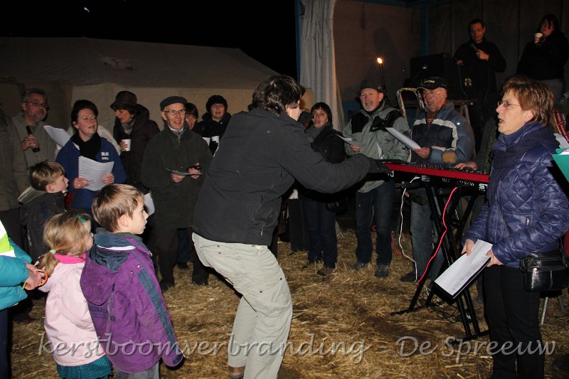 IMG_2667.JPG - onze dirigent hield er nog meer het vuur in, dan die van de brandstapel!
