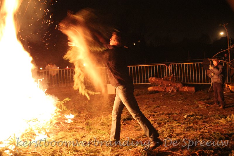 IMG_2700.JPG - als die tak al brand kunt ge hem toch beter weggooien, denk ik