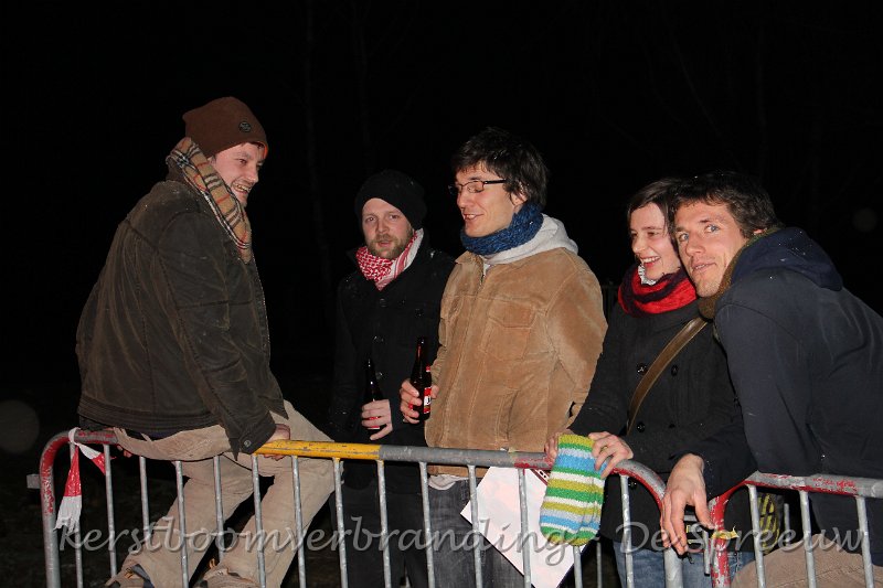 IMG_2762.JPG - hangjongeren.... die zouden ook beter eens in een jeugdbeweging gaan