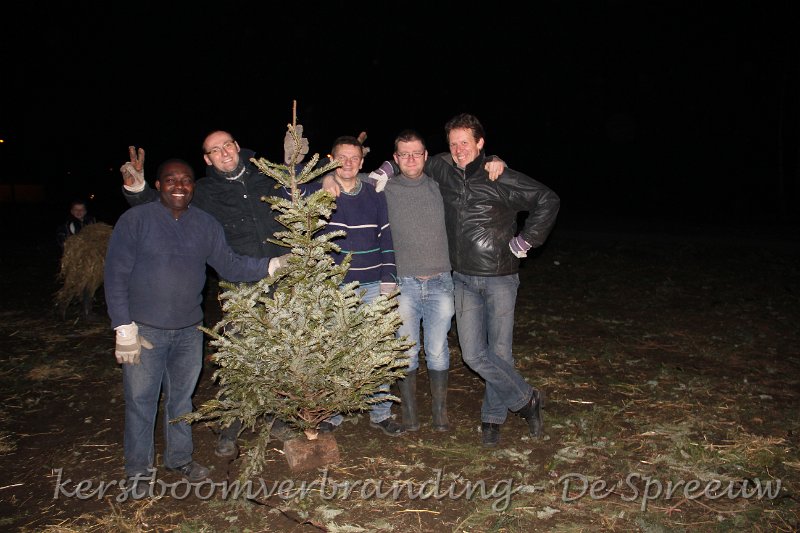 IMG_2775.JPG - de laatste kerstboom (vooraan, met die groen/witte takken)