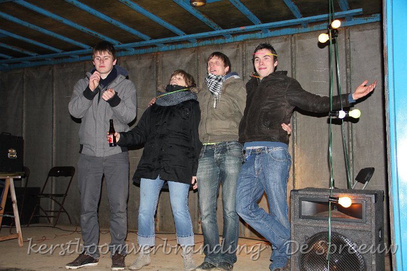 IMG_2792.JPG - en nu volgt een optreden van de jeugd