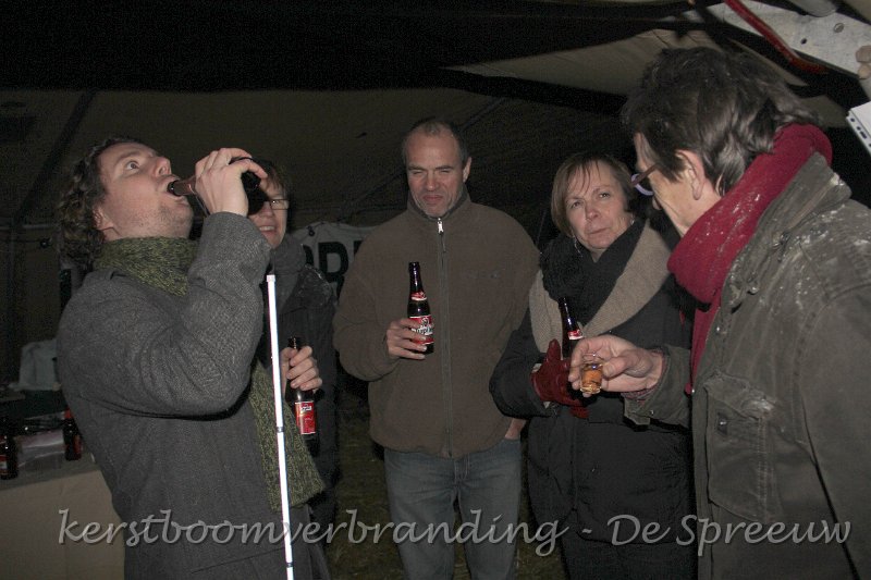 IMG_2799.JPG - ook in het donker weten sommigen de teut van hun fleske te vinden