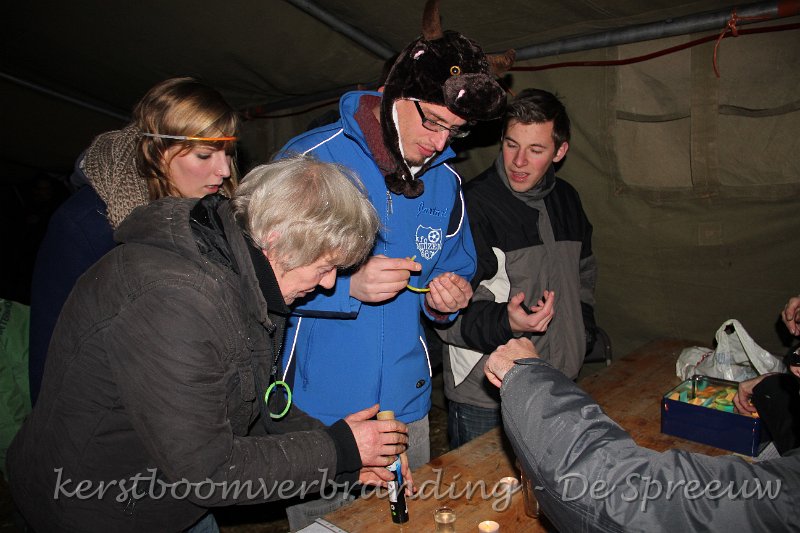 IMG_2802.JPG - sinds de electriciteit in panne lag, kwam iedereen fluo-armbandjes kopen