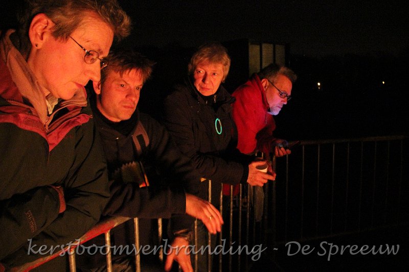 IMG_2885.JPG - zij mijmerden over deze en vervlogen verbrandingen en koesterden hun herinneringen bij de laatste gloed