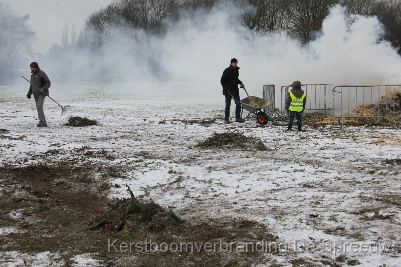 IMG_4286.JPG - alle restanten van de bomen worden op de brandstapel gegooid