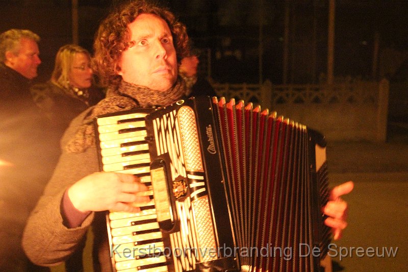 IMG_3814.JPG - met volle overgave een nekkerachtig marsmuziekske spelend