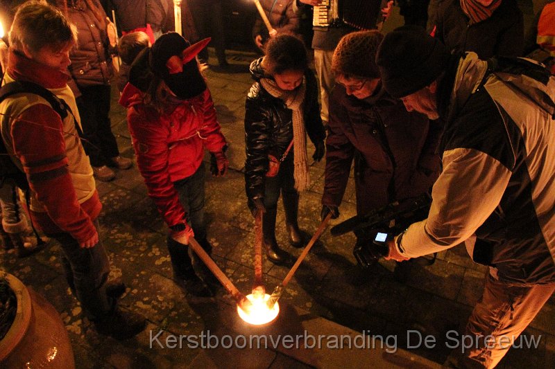 IMG_3816.JPG - de nekkertjes steken hun fakkel aan in een brandend pekpotje