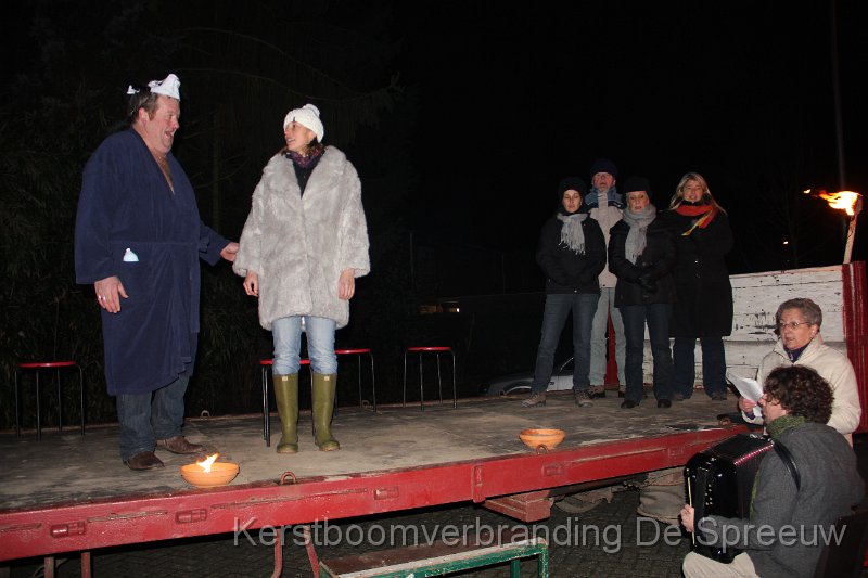 IMG_3896.JPG - hij moest wel al zijn versiertrukken uit de kast halen